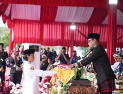 Seno Aji Pimpin Upacara Penurunan Bendera HUT ke-80 RI di Samarinda