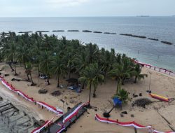 Bentangkan Bendera Merah Putih di Beras Basah, Neni Ajak Warga Jaga Patriotisme