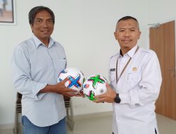 Dispora Kaltim Bagikan Bola Kepada Komunitas
