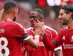 Liverpool Taklukkan Everton 2-1