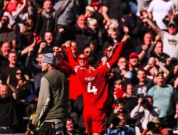 Liverpool Bekuk Everton 2-1
