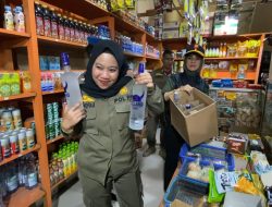 Ratusan Botol Miras hingga Jarum Suntik Disita dari Warung Kelontong di Samarinda