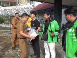 Rogoh Kocek Pribadi, 4 Ojol Ini Lakukan Perbaiki Fasilitas Lalin yang Rusak