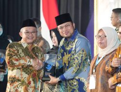 Gubernur Kaltim Rudy Mas’ud Terima Penghargaan di Hardiknas 2026