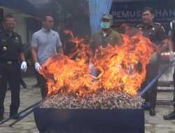 Bea Cukai Samarinda Bakar Jutaan Rokok Ilegal
