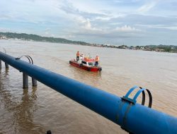 Pipa Distribusi PDAM di Sungai Mahakam Bergeser Diterjang Tongkang