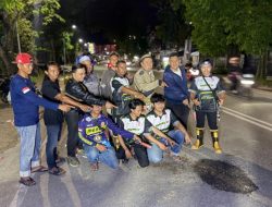 Relawan Ghost Aspal Samarinda Tambal Jalan Berlubang