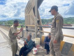 Ibu dan Anak Diamankan Satpol PP di Jembatan Mahulu