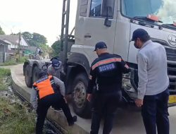 Parkir di Bahu Jalan, Ban 6 Truk Kontainer Digembosi