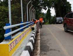 Sambut HUT RI, BBPJN Kaltim Libatkan Warga Bersihkan Jembatan Menuju Dermaga Derawan