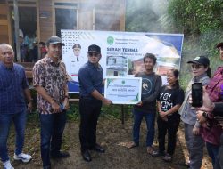 Rudy Tinjau dan Serahkan Hasil Rehabilitasi RTLH di Muara Tae