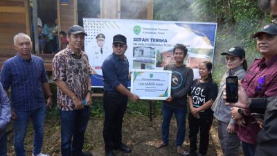 Rudy Tinjau dan Serahkan Hasil Rehabilitasi RTLH di Muara Tae