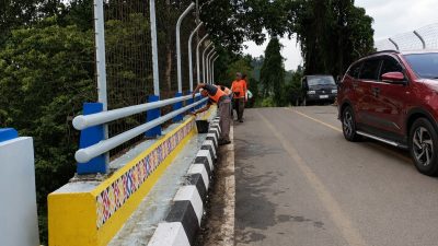 Sambut HUT RI, BBPJN Kaltim Libatkan Warga Bersihkan Jembatan Menuju Dermaga Derawan