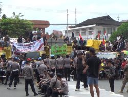 Ratusan Truk “Geruduk” Balai Kota Samarinda