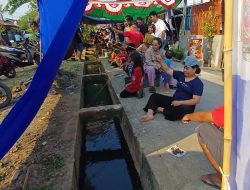 Anak-anak Berebut Lele, Parit Disulap Jadi Arena Lomba Kemerdekaan