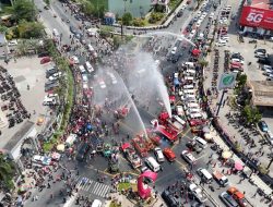 Gunakan Mobil Damkar, Bendera Merah Putih Dikibarkan di atas Ketinggian 20 Meter di Simpang Mal Lembuswana