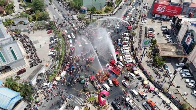 Gunakan Mobil Damkar, Bendera Merah Putih Dikibarkan di atas Ketinggian 20 Meter di Simpang Mal Lembuswana
