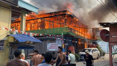 2 Bangunan dan 5 Kendaraan Hangus Terbakar