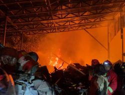 Ditinggal Salat, Gudang Besi Tua dan Kardus Hangus Terbakar