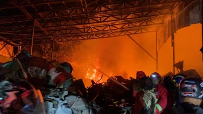 Ditinggal Salat, Gudang Besi Tua dan Kardus Hangus Terbakar