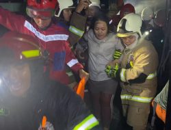 Perempuan dan 2 Anak Terjebak di Tengah Kepulan Asap Kebakaran