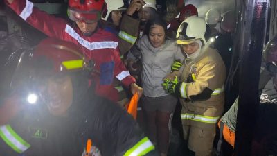 Perempuan dan 2 Anak Terjebak di Tengah Kepulan Asap Kebakaran