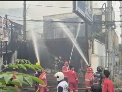 2 Bangunan Usaha di Samarinda Ludes Terbakar