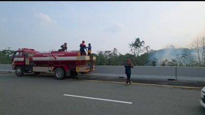 3 Orang Mencurigakan Diduga Bakar Lahan di Pinggir Tol Samarinda-Balikpapan