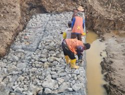 Badan Jalan Ruas Lempake-Batas Kukar Dipasangi Bronjong