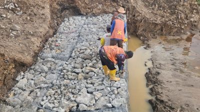 Badan Jalan Ruas Lempake-Batas Kukar Dipasangi Bronjong
