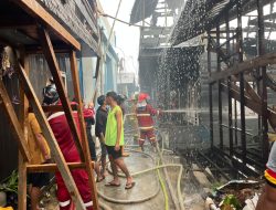 3 Bangunan Rumah Sewaan di Loa Janan Ilir Samarinda Ludes Terbakar